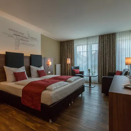 Weingut Schreieck Vinotel & Gutshaus מלון 4*