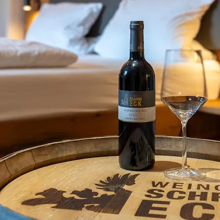Weingut Schreieck Vinotel & Gutshaus מלון סנט מרטין